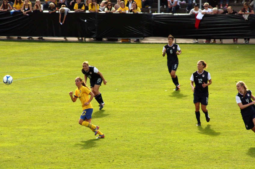 Kosovare Asllani på språng