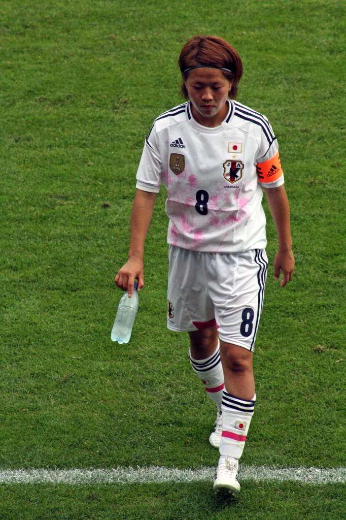 Aya Miyama vandrar av