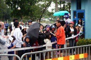 Norio Sasaki skriver autografer