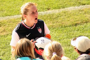 Rachel Buehler skriver autografer