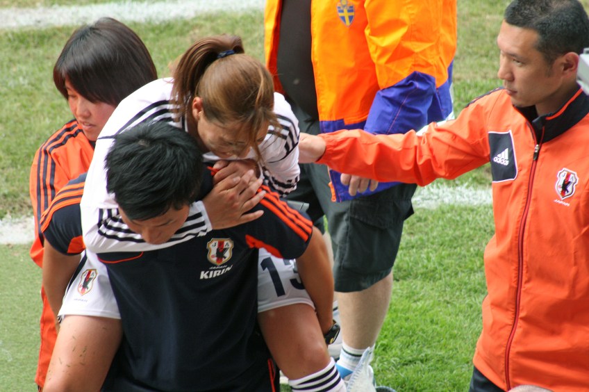 Rumi Utsugi bärs ut