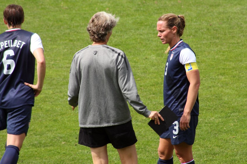 Pia Sundhage instruerar Christie Rampone
