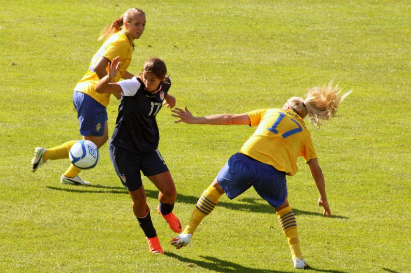 Tobin Heath dribblar