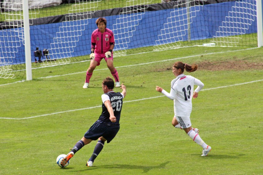 Abby Wambach skjuter ett vänsterskott