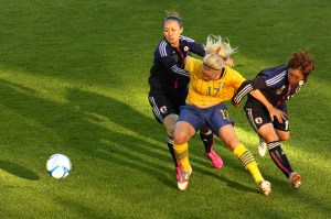 Lisa Dahlkvist i duell med Karina Maruyama och Megumi Takase