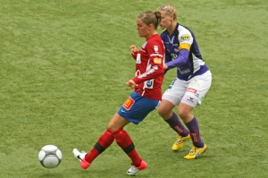 Linda Fransson med Sofia Karlsson i ryggen.