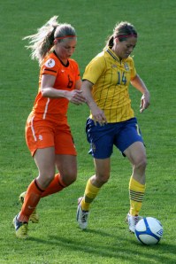 Johanna Almgren med Anouk Hoogendijk i ryggen