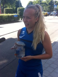 Elisa Vidarsdottir med Islands gullfiskur.