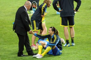 Lotta Schelin får hjälp att resa sig.