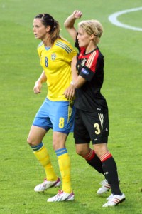 Lotta Schelin med Saskia Bartusiak i ryggen.
