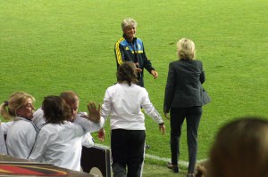 Pia Sundhage gratulerar Silvia Neid.