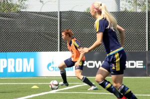 Jessica Samuelsson med bollen, Amanda Ilestedt i förgrunden