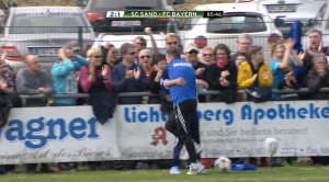 Alexander Fischinger kramar en bollflicka